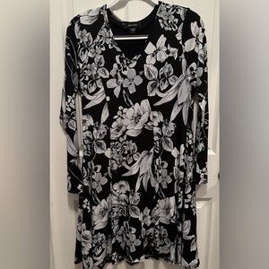 Karen Kane beautiful floral midi dress. Black and white combination Size Large.